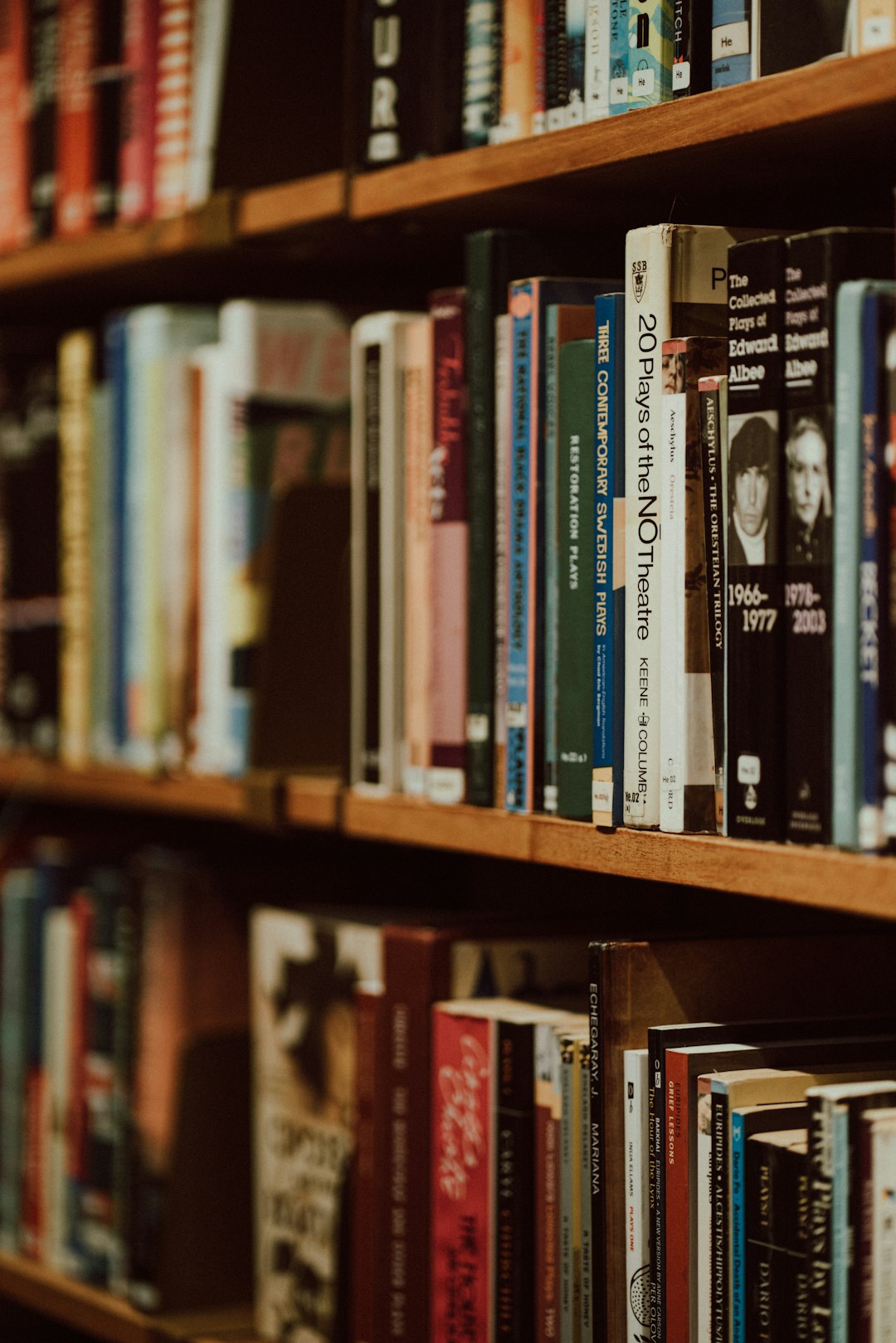 a-book-shelf-filled-with-lots-of-books-eo-oybaiqj8