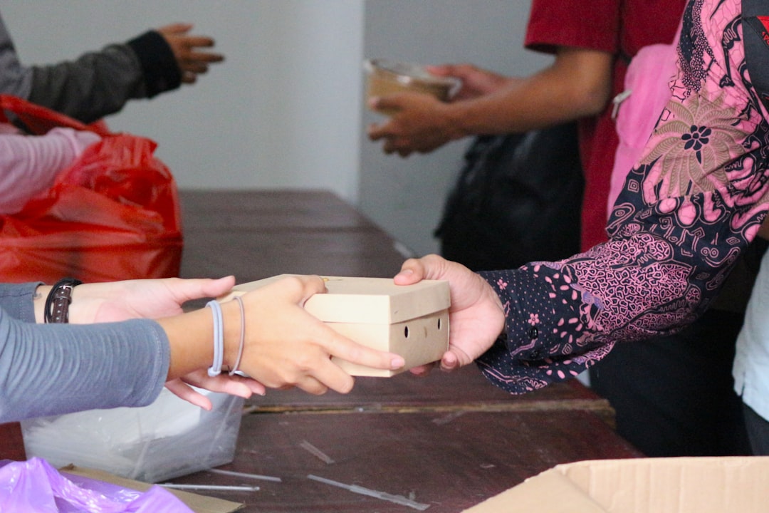 Dalam suasana penuh kebersamaan dan semangat berbagi, sekelompok relawan dengan antusias menyiapkan nasi kotak untuk dibagikan pada hari Jumat berkah. Momen ini menggambarkan nilai-nilai kebaikan dan kepedulian sosial yang dijunjung tinggi dalam komunitas. Nasi kotak yang disiapkan dengan penuh cinta ini tidak hanya memberikan makanan, tetapi juga harapan dan kebahagiaan bagi mereka yang membutuhkan. Kegiatan berbagi ini berlangsung di sekitar masjid, di mana para penerima manfaat dengan senyum bahagia menerima hidangan yang disediakan.